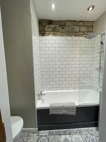 Bathroom. Spring Cottage 2BR Escape - Garden, Coffee Machine, Self Check-in