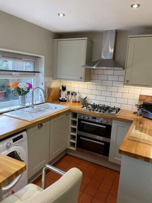 Fridge, microwave, oven, stovetop - Spring Cottage 2BR Escape - Garden, Coffee Machine, Self Check-in (Trawden)