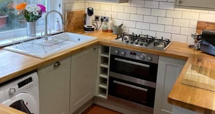 Spring Cottage 2BR Escape - Garden, Coffee Machine, Self Check-in