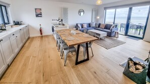 Coffee/tea maker, fridge, microwave, oven - Cottage 16 - 3 Bed (Pwllheli)