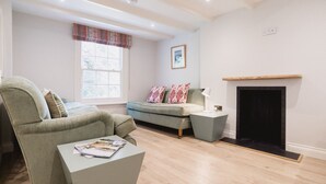 Living area - Church Avenue (Fowey)