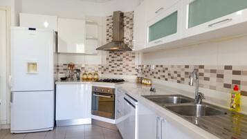 Apartment, 2 Bedrooms, Accessible, Smoking | Interior