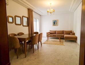 Apartment, 2 Schlafzimmer, barrierefrei, Raucher | Speisen