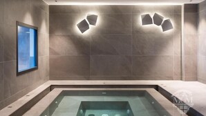 A modern spa room with a rectangular hot tub, recessed lighting, and a large window. - Wifi, ski-in/ski-out & foot of the slopes, view resort, fitness, swimming pool, sauna, hammam (La Plagne)