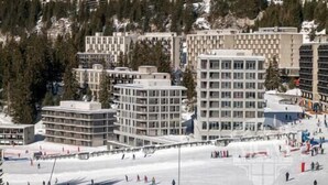 Un centro de esquí con edificios modernos, una pista de esquí y un paisaje cubierto de nieve.