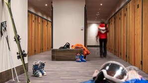 A hotel corridor with lockers, skis, and ski boots. - Wifi, ski-in/ski-out & foot of the slopes, view mountain, fitness, swimming pool, sauna, hammam (Manigod)