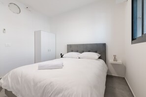3 habitaciones, tabla de planchar con plancha, wifi y ropa de cama 