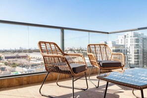 Unclassified image, 4 of 40, button