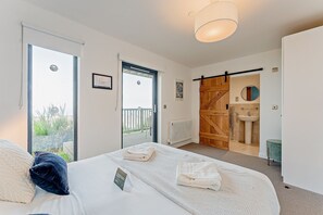 2 bedrooms, iron/ironing board, bed sheets