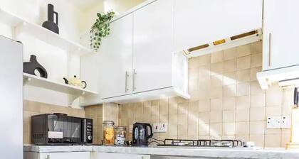 Cosy, Modern Family Friendly House in Erith! 5 Mins From Slade Green Train Ston