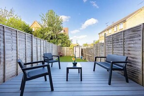 Terrace/patio - Cosy, Modern Family Friendly House in Erith! 5 Mins From Slade Green Train Ston (Erith)