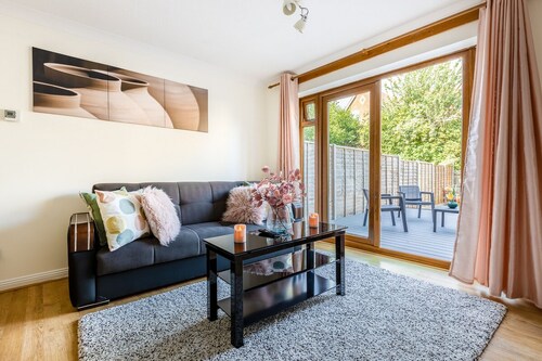 Cosy, Modern Family Friendly House in Erith! 5 Mins From Slade Green Train Ston