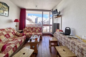 Living area - 100m from ski slopes, 5th floor, view ski slopes, balcony, tv, ski locker, 24m², Les Menuires (Les Menuires)