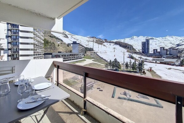Outdoor dining - 100m from ski slopes, 5th floor, view ski slopes, balcony, tv, ski locker, 24m², Les Menuires (Les Menuires)