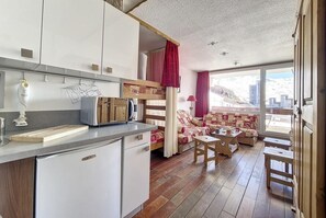 Interior - 100m from ski slopes, 5th floor, view ski slopes, balcony, tv, ski locker, 24m², Les Menuires (Les Menuires)