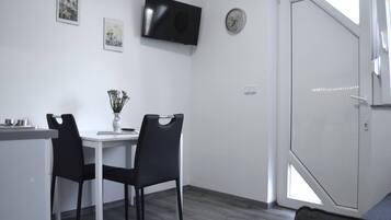 Apartment, 1 Bedroom, Smoking, Balcony | Dining