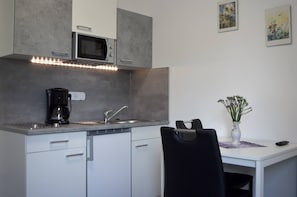 Apartment, 1 Bedroom, Smoking, Balcony | Private kitchen