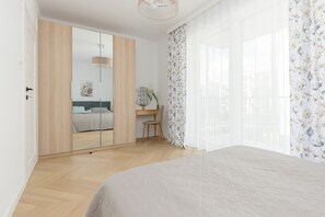 1 camera, una scrivania, lenzuola