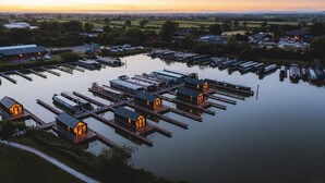 Una marina con barcos amarrados y casas flotantes.