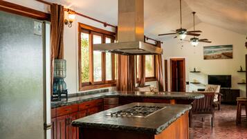 House, 3 Bedrooms | Private kitchen | Fridge, oven, coffee/tea maker