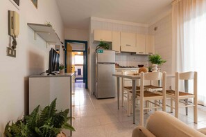Apartment, 2 Schlafzimmer, Balkon, Stadtblick | Esszimmer