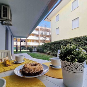 Apartment, 2 Schlafzimmer | Speisen im Freien