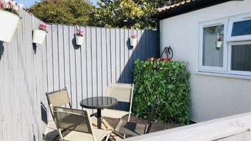 Apartment, 1 Queen Bed | Property grounds