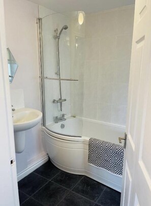 Shower, hair dryer, toilet paper - The Garden Room Five Minutes From Filey (Filey)