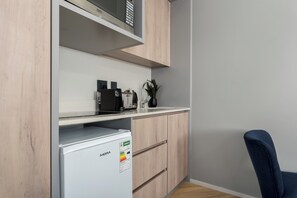 Kjøleskap, mikrobølgeovn, kokeplater og kaffetrakter/tekoker