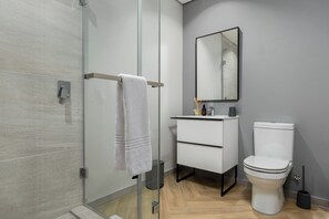 Dusche, Haartrockner, Handtücher, Seife