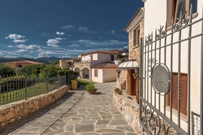 Appartement, plusieurs chambres, balcon | Enceinte de lâhĂ©bergement