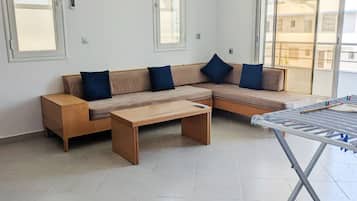 Departamento, 2 habitaciones, balcón, vista al jardín | Área de sala de estar