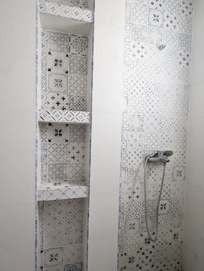 Apartment, 2 Bedrooms, Balcony, Garden View | Bathroom