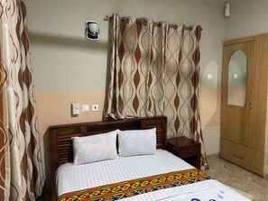 Habitación individual estándar | Escritorio y ropa de cama