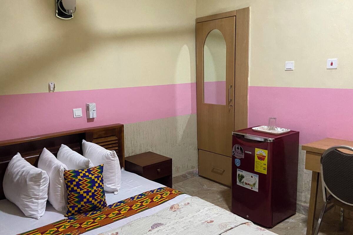 Habitación individual ejecutiva | Escritorio y ropa de cama