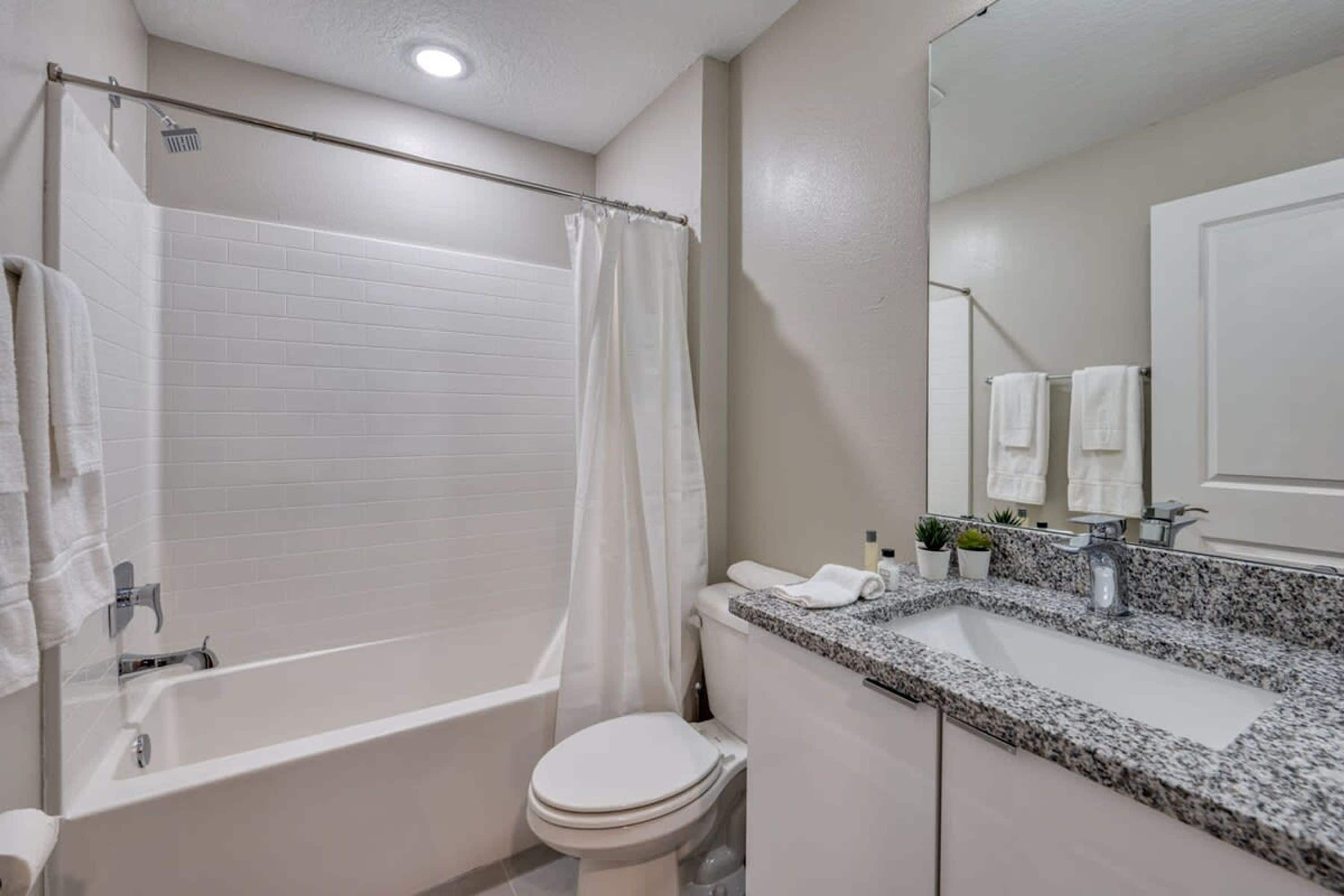 Un baño moderno con bañera, inodoro y lavamanos.