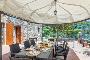 Outdoor dining - Podere Montioni 6+2, Emma Villas (Rapolano Terme)