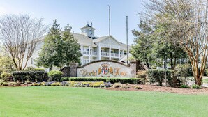 Clubhouse di un campo da golf con un cartello che recita 'World Tour Golf Links'.