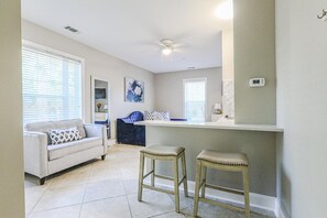 Interior - Trendy Blue Studio 10 Min to All Myrtle Beach (Myrtle Beach)