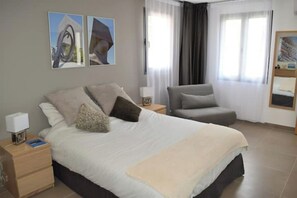 3 Schlafzimmer, Zimmersafe, Schreibtisch, Bügeleisen/Bügelbrett