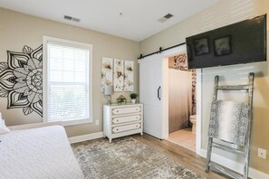 Apartment, Accessible - Pretty Peony Steps to Pool - Myrtle Beach SC (Myrtle Beach)