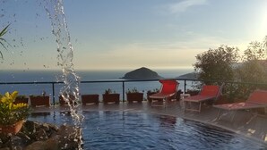 Piscina coberta, piscina a l'aire lliure i gandules 