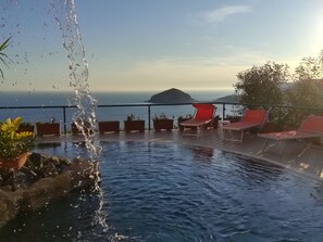 Piscine couverte, piscine extérieure, chaises longues