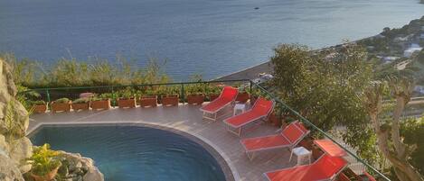 Piscine couverte, piscine extérieure, chaises longues