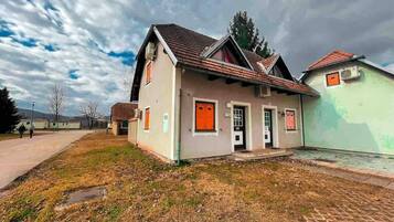 المنشأة من الخارج