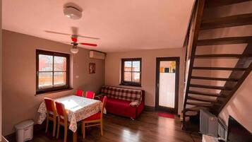 2 عدّة غرف نوم وواي فاي مجانًا وملاءات أسرّة