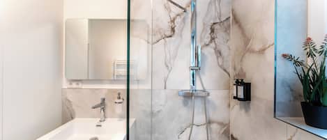 Douche, sèche-cheveux, serviettes fournies, savon