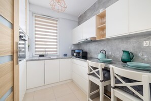 Departamento, 1 habitación, balcón | Cocina privada | Microondas, horno, lavavajillas y cafetera y tetera 