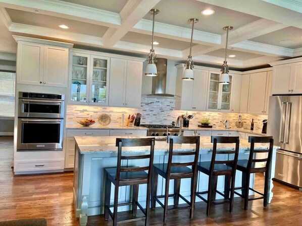 Fridge, oven, stovetop, dishwasher