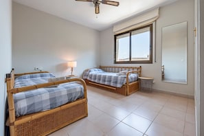 2 bedrooms, desk, iron/ironing board, travel cot - Can Costelles - Ático en Primera Línea con Vistas al Mar, Piscina y Parking (Cambrils)